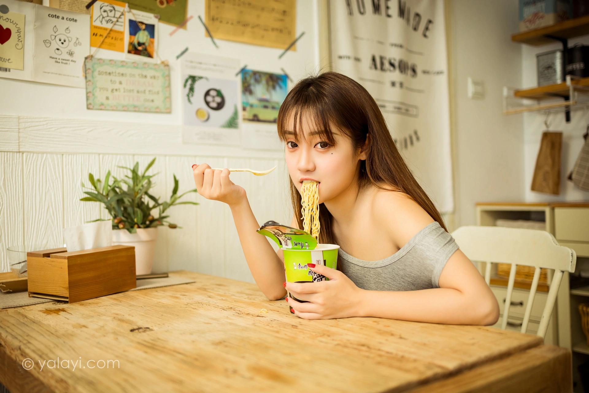 [YALAYI雅拉伊] 2020.10.02 NO.710 虞艺《吃货女友》 2